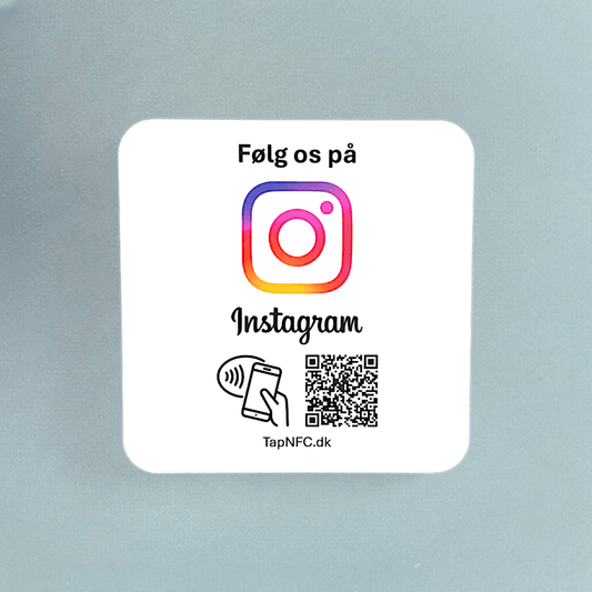 Følg os på Instagram selvklæbende pad med NFC og QR kode - TapNFC ApS