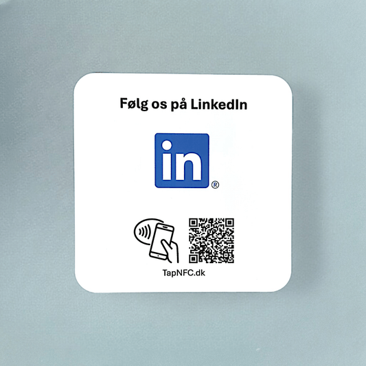 Følg os på LinkedIn selvklæbende pad med NFC og QR kode - TapNFC ApS